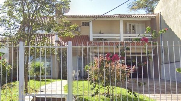 Casa à venda com 4 quartos, 300m², 1 suíte, 6 vagas, Travessa Pedra Redonda no bairro Jardim Isabel em Porto Alegre