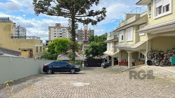 Casa de Condomínio à venda com 4 quartos, 210m², 3 suítes, 2 vagas, Rua Doutor Mário Totta no bairro Tristeza em Porto Alegre
