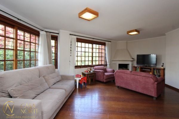 Casa à venda com 3 quartos, 199m², 1 suíte, 2 vagas, Rua Edgar Luiz Schneider no bairro Jardim Isabel em Porto Alegre
