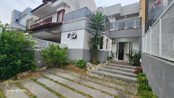 Casa à venda com 3 quartos, 210m², 3 suítes, 2 vagas, Rua Fabiana Kila de Ávila no bairro Hípica em Porto Alegre