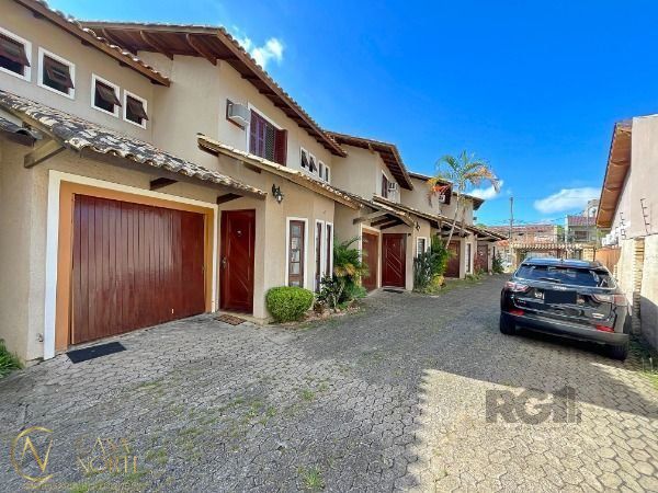 Casa de Condomínio à venda com 3 quartos, 229m², 1 suíte, 3 vagas, Travessa Alfredo Magalhães no bairro Ipanema em Porto Alegre