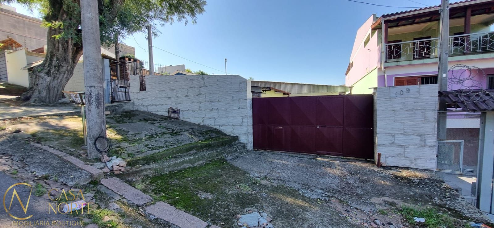 Casa à venda com 3 quartos, 400m², 2 suítes, 6 vagas, Rua Martim Minaberry no bairro Partenon em Porto Alegre