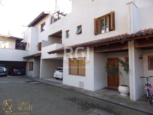 Casa à venda com 4 quartos, 334m², 1 suíte, 2 vagas, Travessa Pedra Redonda no bairro Ipanema em Porto Alegre