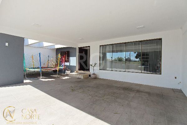 Casa à venda com 4 quartos, 400m², 2 suítes, 4 vagas, Rua Jacunda no bairro Guarujá em Porto Alegre