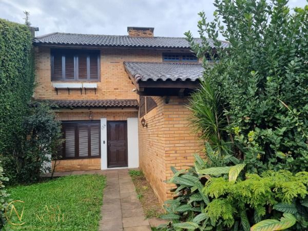 Sobrado à venda com 3 quartos, 230m², 1 suíte, 3 vagas, Rua Victor Silva no bairro Camaquã em Porto Alegre