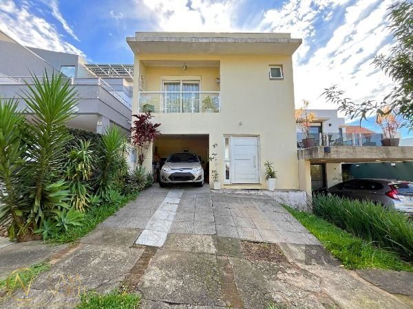 Casa de Condomínio à venda com 3 quartos, 194m², 1 suíte, Rua Adriano Pereira da Silva no bairro Vila Nova em Porto Alegre
