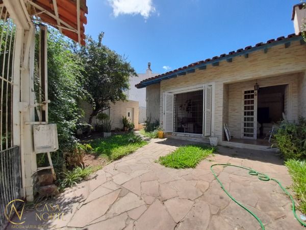 Casa à venda com 3 quartos, 136m², 1 suíte, 2 vagas, Rua Mura no bairro Guarujá em Porto Alegre