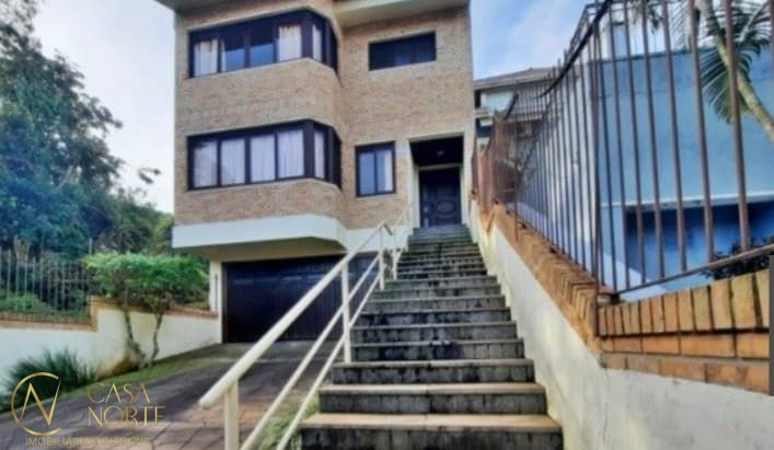 Casa à venda com 4 quartos, 276m², 2 suítes, 4 vagas, Rua Edgar Luiz Schneider no bairro Jardim Isabel em Porto Alegre
