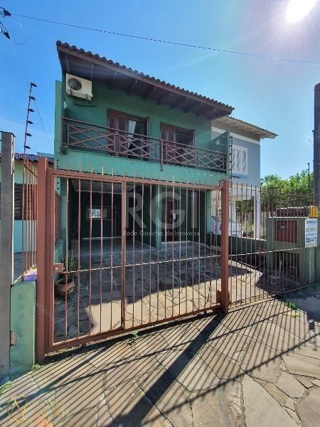 Casa à venda com 4 quartos, 207m², 2 vagas, Rua Constantino Fernando Onorato Bottin no bairro Hípica em Porto Alegre