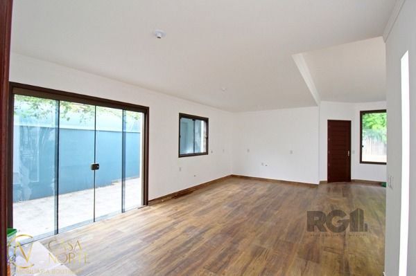 Casa à venda com 3 quartos, 212m², 1 suíte, 6 vagas, Rua dos Guenoas no bairro Guarujá em Porto Alegre