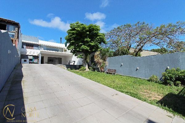 Casa à venda com 4 quartos, 400m², 2 suítes, 4 vagas, Rua Jacunda no bairro Guarujá em Porto Alegre