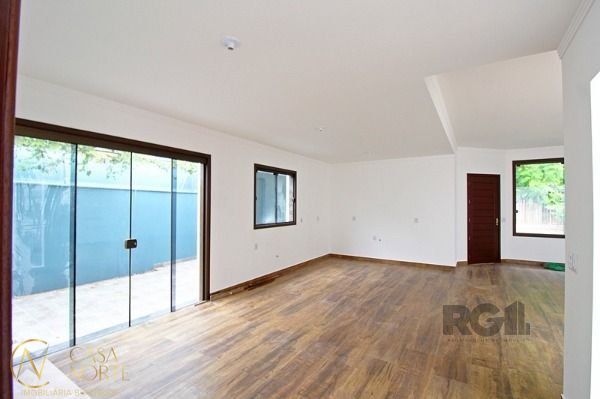 Casa à venda com 3 quartos, 212m², 1 suíte, 6 vagas, Rua dos Guenoas no bairro Guarujá em Porto Alegre
