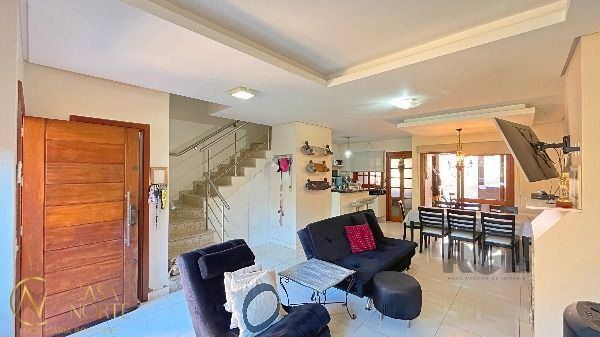 Casa à venda com 3 quartos, 137m², 1 suíte, 2 vagas, Rua Irany de Oliveira Santanna no bairro Hípica em Porto Alegre