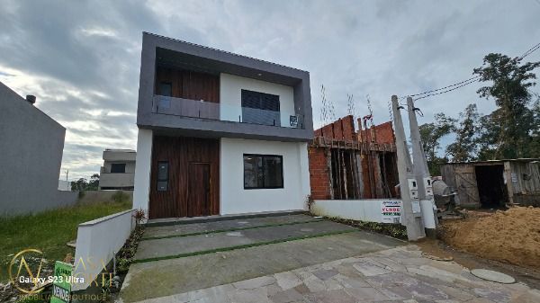 Casa à venda com 3 quartos, 125m², 1 suíte, 2 vagas, Rua Alessandra Sanhudo Malinski no bairro Hípica em Porto Alegre