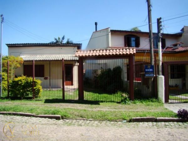 Casa à venda com 2 quartos, 80m², 1 vaga, Rua dos Guenoas no bairro Guarujá em Porto Alegre