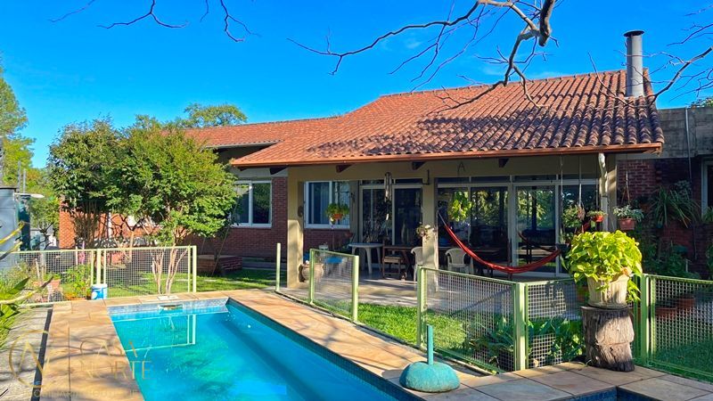 Casa de Condomínio à venda com 3 quartos, 268m², 1 suíte, 3 vagas, Avenida Edgar Pires de Castro no bairro Hípica em Porto Alegre