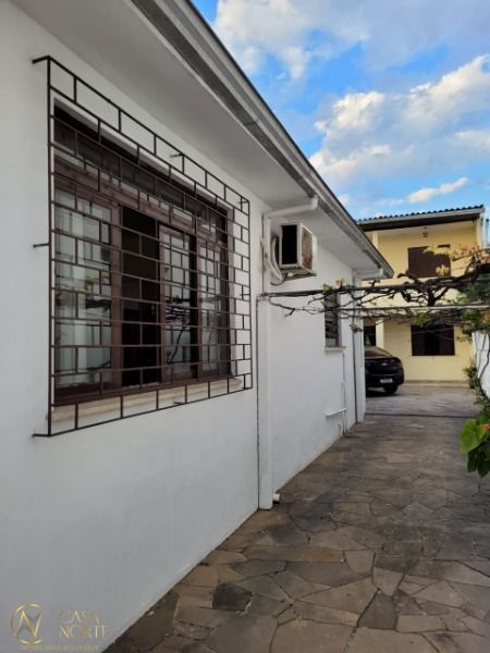 Casa à venda com 6 quartos, 244m², 1 suíte, 2 vagas, Rua Ibiruba no bairro Cavalhada em Porto Alegre