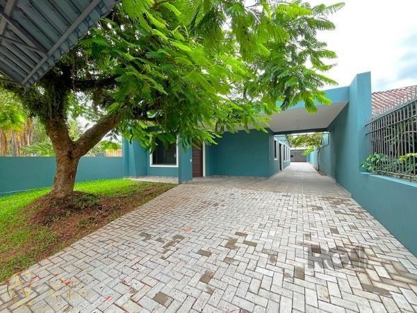 Casa à venda com 3 quartos, 212m², 1 suíte, 6 vagas, Rua dos Guenoas no bairro Guarujá em Porto Alegre