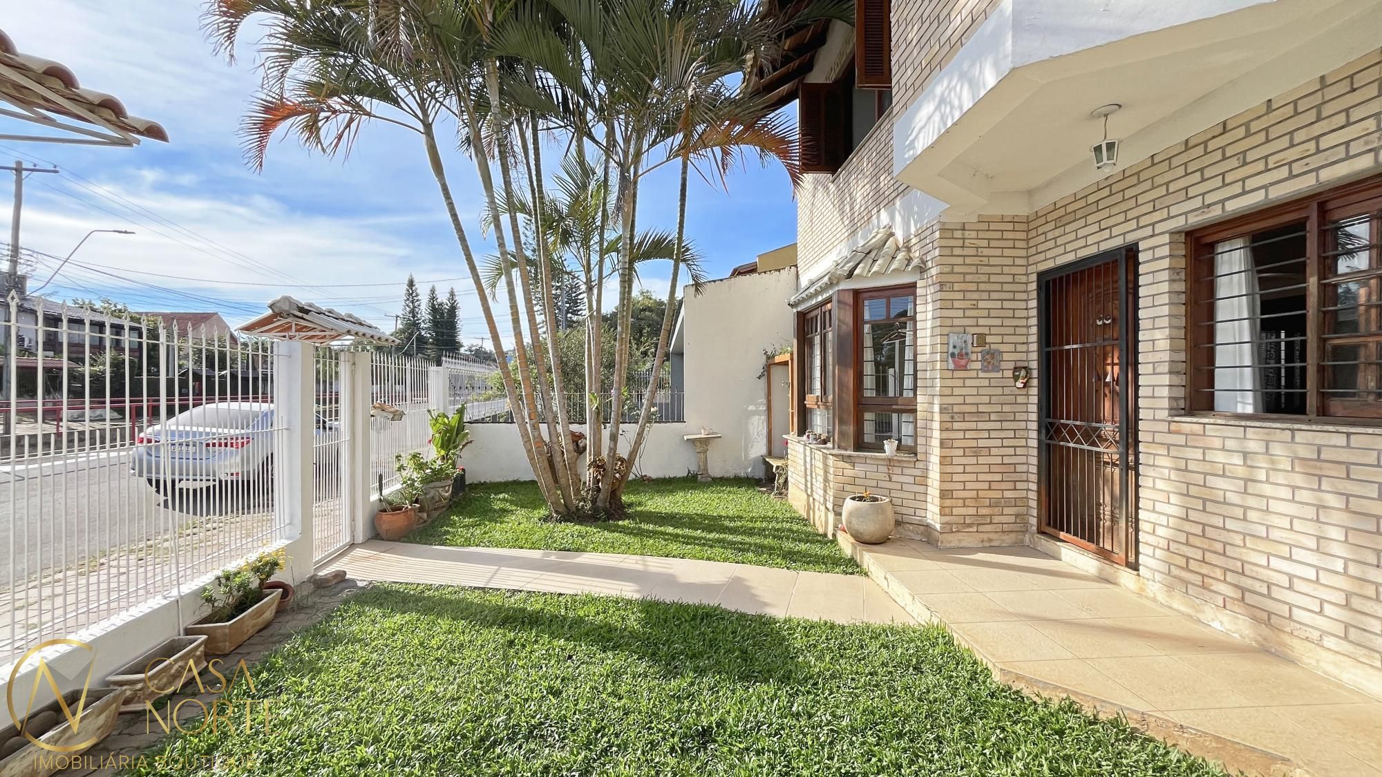Casa à venda com 4 quartos, 160m², 1 suíte, 4 vagas, Avenida Guarujá no bairro Guarujá em Porto Alegre