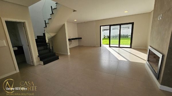 Casa à venda com 3 quartos, 125m², 1 suíte, 2 vagas, Rua Alessandra Sanhudo Malinski no bairro Hípica em Porto Alegre