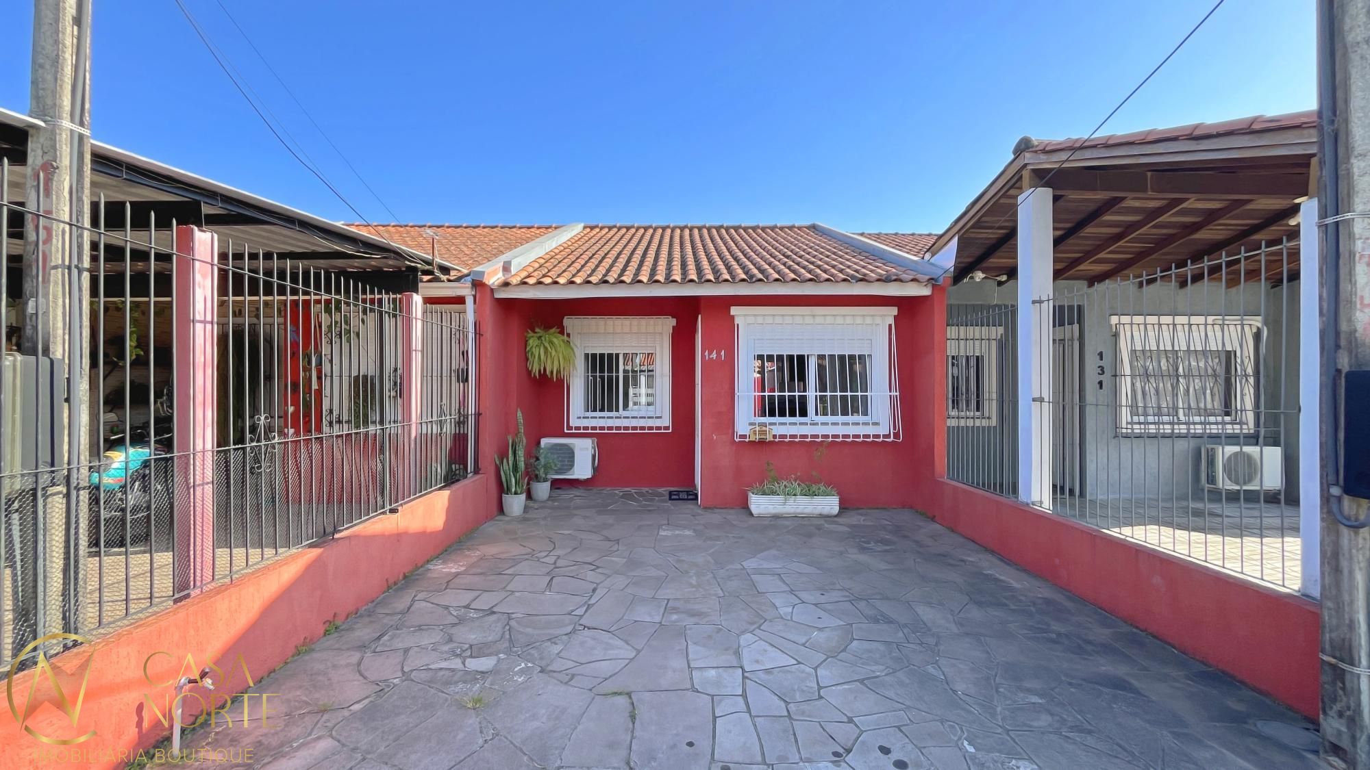 Casa à venda com 2 quartos, 43m², 1 vaga, Rua Padre Henrique Pauquet no bairro Hípica em Porto Alegre