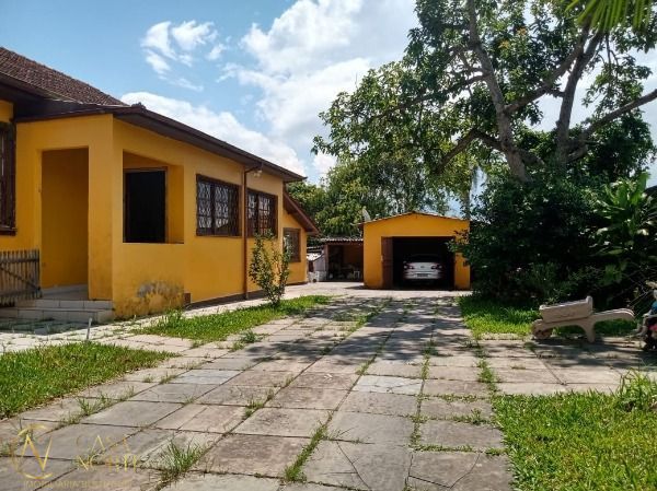 Casa à venda com 2 quartos, 100m², 8 vagas, Rua Jacicoema no bairro Guarujá em Porto Alegre