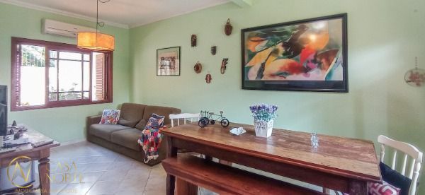 Casa à venda com 3 quartos, 169m², 1 suíte, 2 vagas, Rua Edgar Luiz Schneider no bairro Ipanema em Porto Alegre