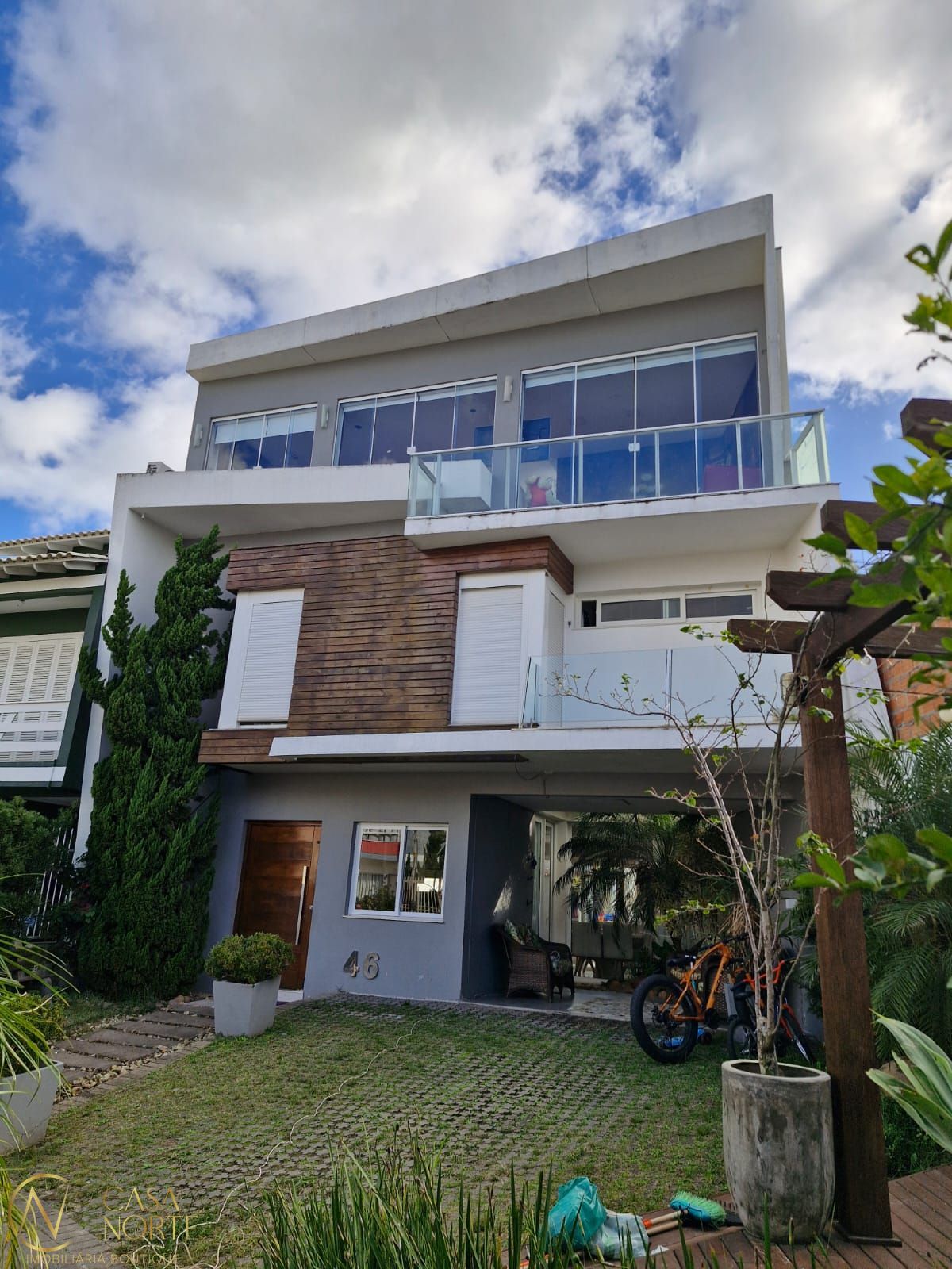 Casa à venda com 3 quartos, 224m², 3 suítes, 2 vagas, Rua Major Aviador Falcão no bairro Hípica em Porto Alegre