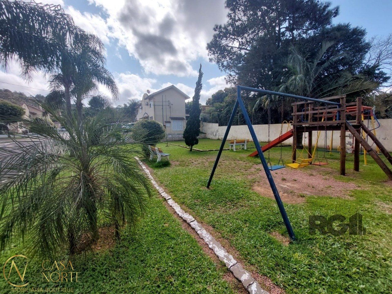 Casa de Condomínio à venda com 2 quartos, 118m², 4 vagas, Avenida Edgar Pires de Castro no bairro Hípica em Porto Alegre