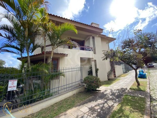 Casa à venda com 3 quartos, 199m², 1 suíte, 2 vagas, Rua Edgar Luiz Schneider no bairro Jardim Isabel em Porto Alegre