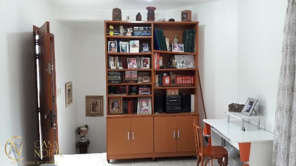 Sobrado à venda com 3 quartos, 240m², 1 suíte, 2 vagas, Rua Engenheiro Tito Marques Fernandes no bairro Ipanema em Porto Alegre