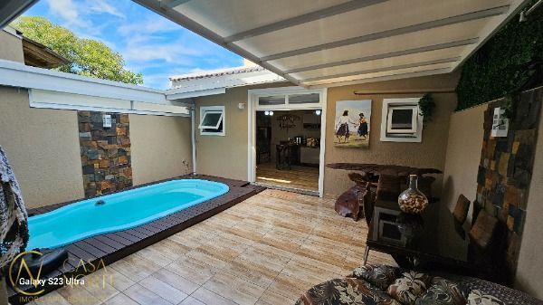 Casa à venda com 3 quartos, 202m², 1 suíte, 2 vagas, Rua Felipe Arisio no bairro Hípica em Porto Alegre
