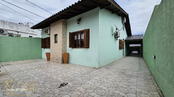 Casa à venda com 3 quartos, 200m², 1 suíte, 4 vagas, Rua Marquês do Maricá no bairro Vila Nova em Porto Alegre