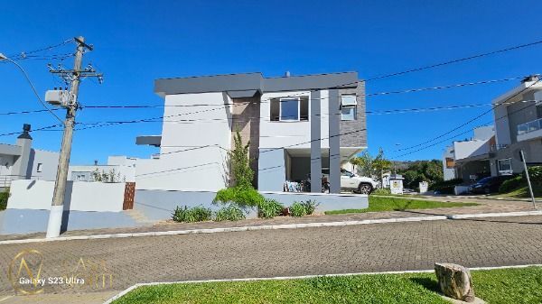 Casa de Condomínio à venda com 3 quartos, 230m², 3 suítes, 2 vagas, Rua Ivo Walter Kern no bairro Aberta dos Morros em Porto Alegre