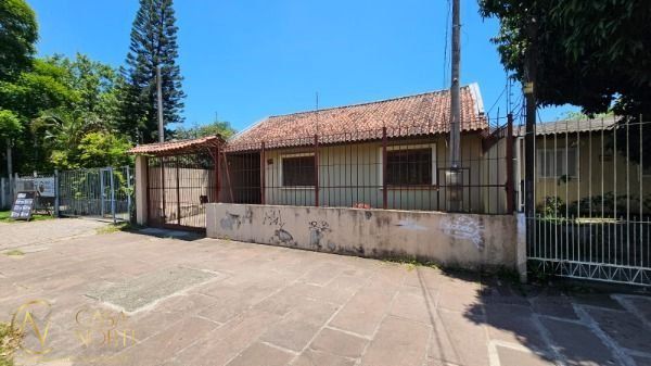 Casa à venda com 3 quartos, 224m², 1 suíte, 4 vagas, Rua Camaquã no bairro Camaquã em Porto Alegre