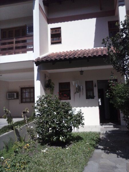 Casa de Condomínio à venda com 3 quartos, 239m², 1 suíte, 2 vagas, Avenida da Cavalhada no bairro Cavalhada em Porto Alegre