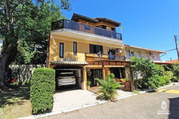 Casa à venda com 4 quartos, 208m², 2 suítes, Avenida Juca Batista no bairro Cavalhada em Porto Alegre