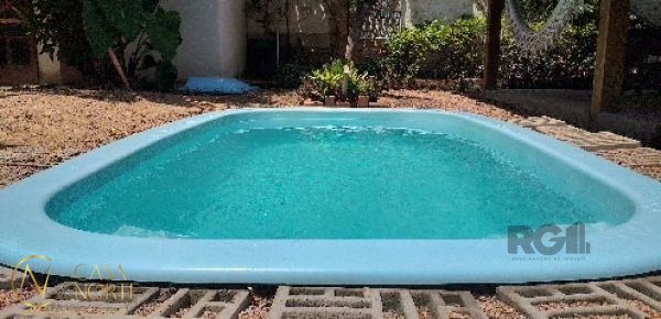 Casa à venda com 2 quartos, 74m², 1 suíte, 4 vagas, Rua Criciúma no bairro Guarujá em Porto Alegre