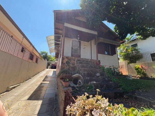 Casa à venda com 3 quartos, 190m², 5 vagas, Rua Camaquã no bairro Camaquã em Porto Alegre