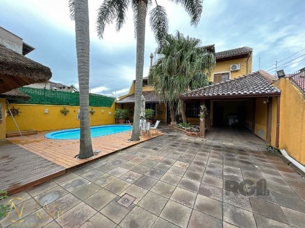 Casa à venda com 3 quartos, 300m², 1 suíte, 4 vagas, Avenida Orleaes no bairro Guarujá em Porto Alegre