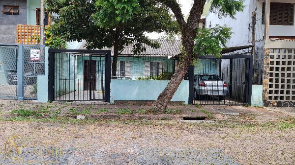 Casa à venda com 3 quartos, 85m², 1 vaga, Rua Capao da Canoa no bairro Ipanema em Porto Alegre