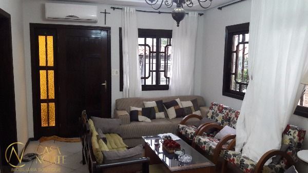 Casa à venda com 3 quartos, 300m², 3 suítes, 4 vagas, Rua Moacyr Godoy Ilha no bairro Espírito Santo em Porto Alegre