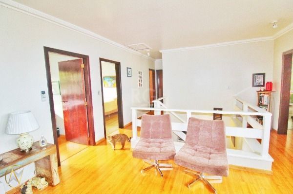Casa à venda com 4 quartos, 300m², 1 suíte, 6 vagas, Travessa Pedra Redonda no bairro Jardim Isabel em Porto Alegre