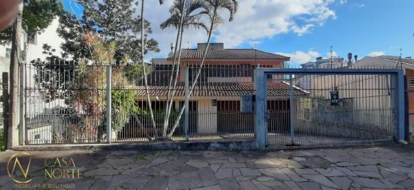 Casa à venda com 3 quartos, 261m², 1 suíte, 4 vagas, Rua Estevao Cruz no bairro Cristal em Porto Alegre