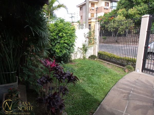 Casa à venda com 4 quartos, 287m², 1 suíte, 4 vagas, Rua Doutor Mário Totta no bairro Tristeza em Porto Alegre