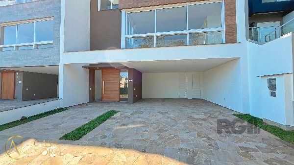 Casa de Condomínio à venda com 3 quartos, 256m², 3 suítes, 2 vagas, Rua Ivo Walter Kern no bairro Hípica em Porto Alegre