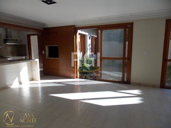 Casa à venda com 4 quartos, 334m², 1 suíte, 2 vagas, Travessa Pedra Redonda no bairro Ipanema em Porto Alegre