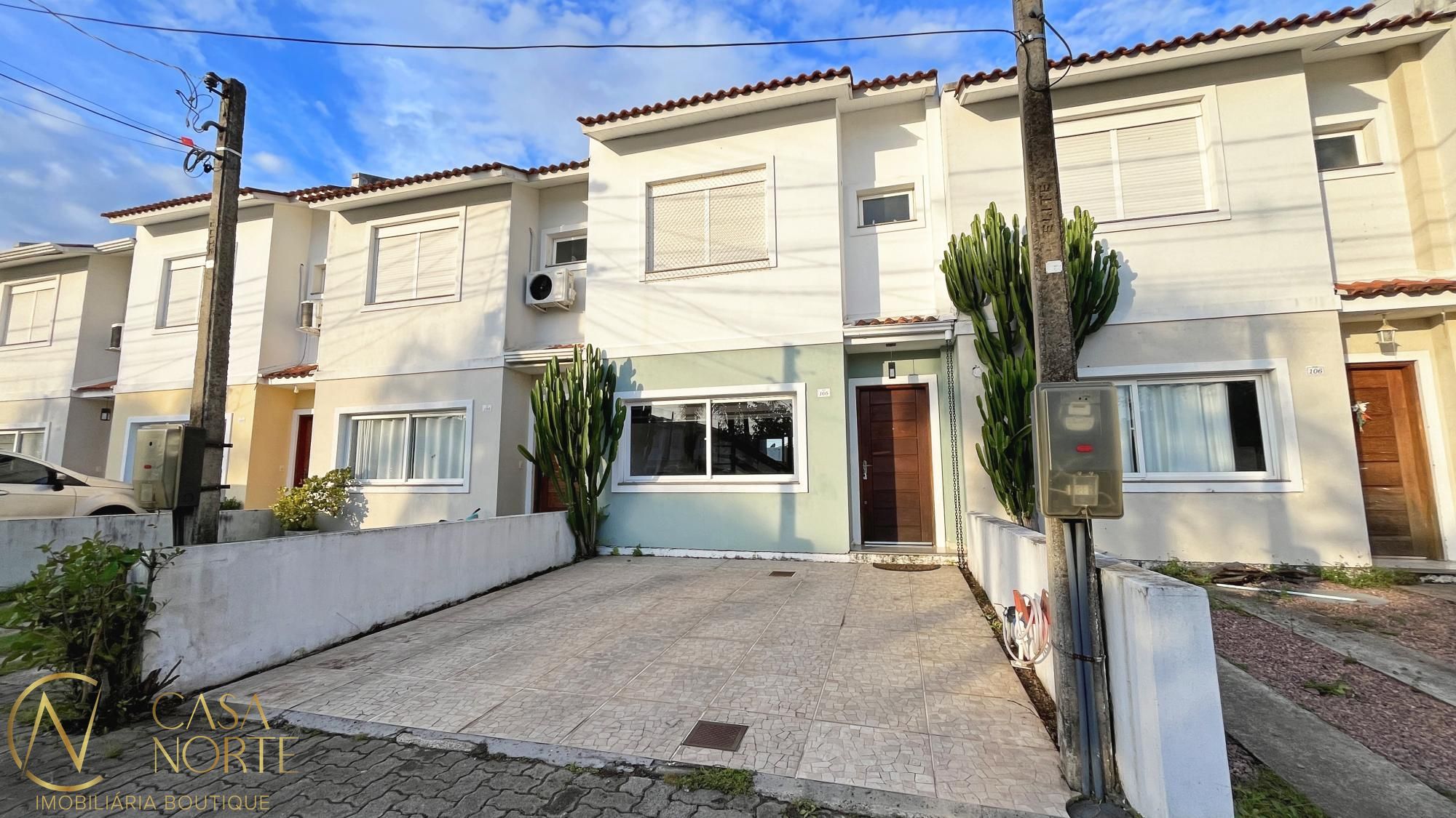 Casa de Condomínio à venda com 3 quartos, 147m², 1 suíte, 2 vagas, Avenida Edgar Pires de Castro no bairro Hípica em Porto Alegre
