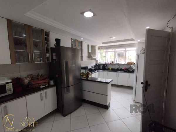 Casa à venda com 6 quartos, 325m², 2 suítes, 3 vagas, Avenida Tramandaí no bairro Ipanema em Porto Alegre