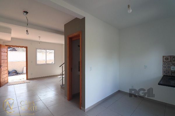 Casa de Condomínio à venda com 2 quartos, 59m², 1 vaga, Rua Miguel Ascoleze no bairro Vila Nova em Porto Alegre
